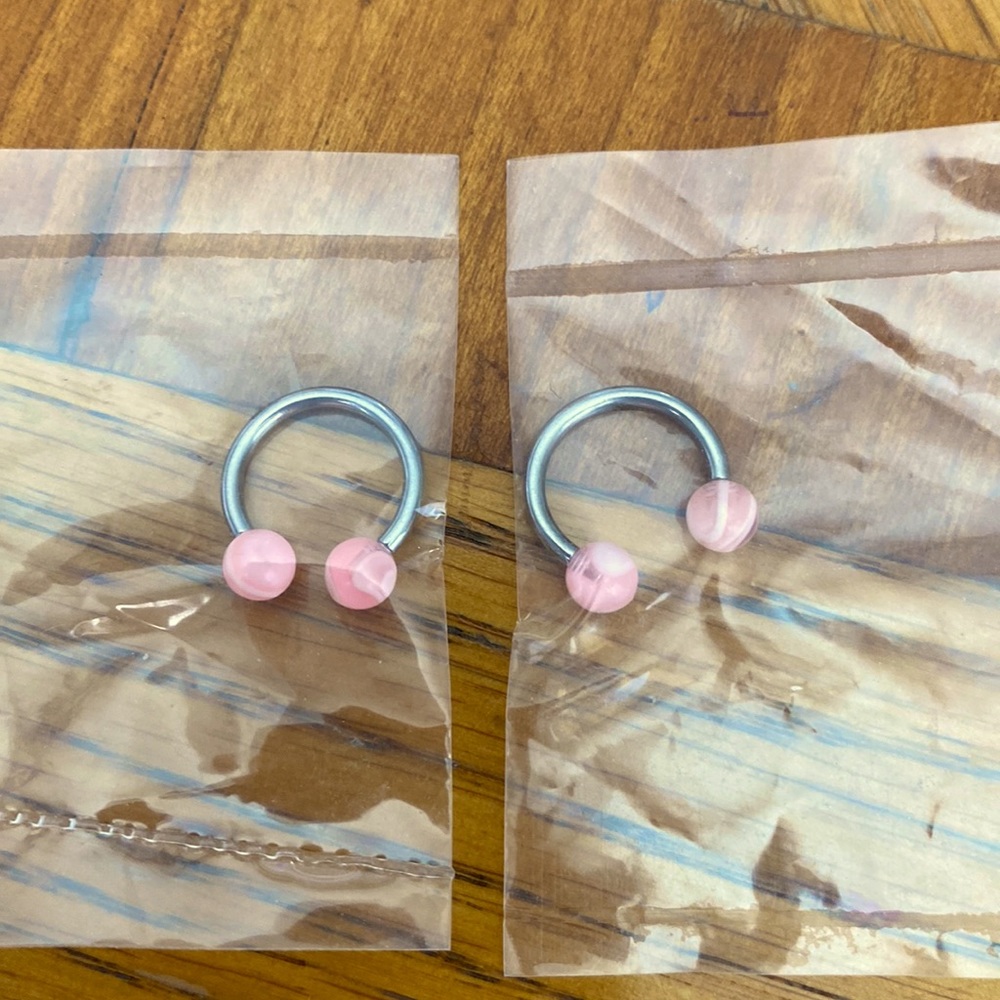 2x 316L stainless steel pink/white swirled horseshoe circular barbell.